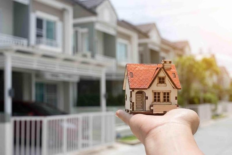 Người đàn ông cầm mô hình nhà