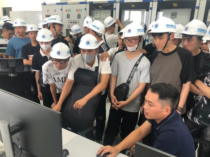 Người đàn ông và phụ nữ đang làm việc với máy tính tại văn phòng hiện đại