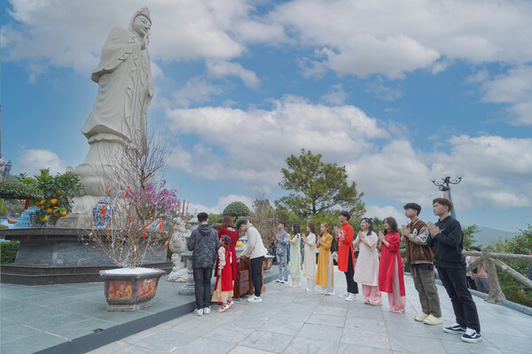 Người dân thành kính đi lễ chùa