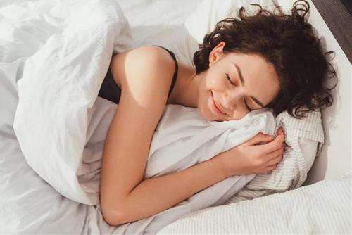 Người đang đọc lịch trên điện thoại để xem tử vi 18/1 lịch ngày tốt