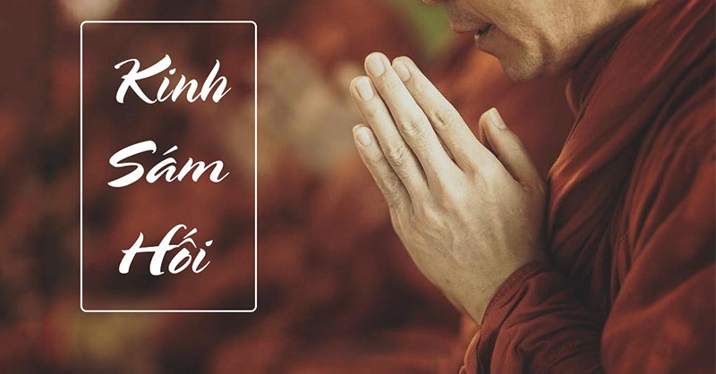 Người đang tụng kinh sám hối tại nhà trong không gian thanh tịnh