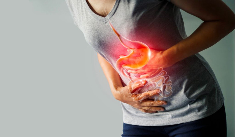 Người đang uống nước nghệ tươi ấm giúp giảm đau dạ dày, thời điểm tốt nhất để uống nghệ tươi là sáng sớm