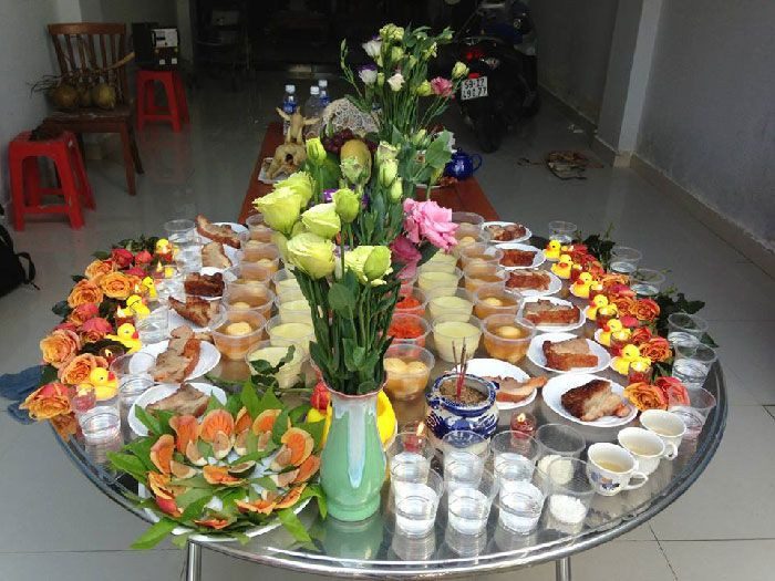 người gia chủ thành tâm thực hiện lễ cúng đầu năm với hương khói nghi ngút