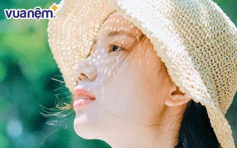Người phụ nữ đứng trước khung cảnh thành phố, biểu tượng cho sự nghiệp thăng tiến của người mang tên Khánh Vy
