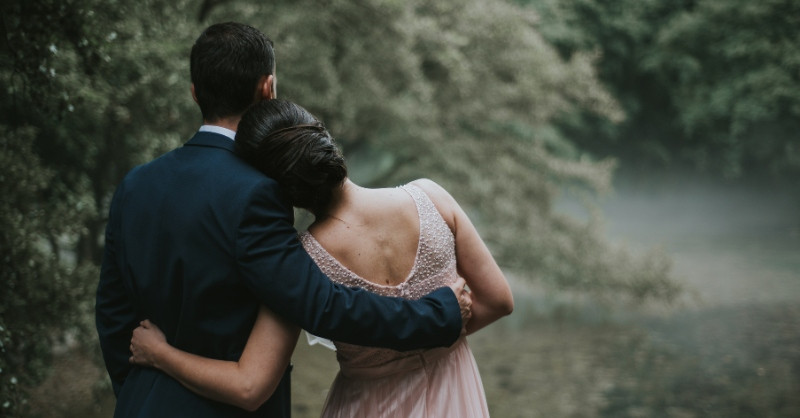 Người phụ nữ suy tư về mối duyên tiền kiếp trong tử vi và ý nghĩa nhân quả.