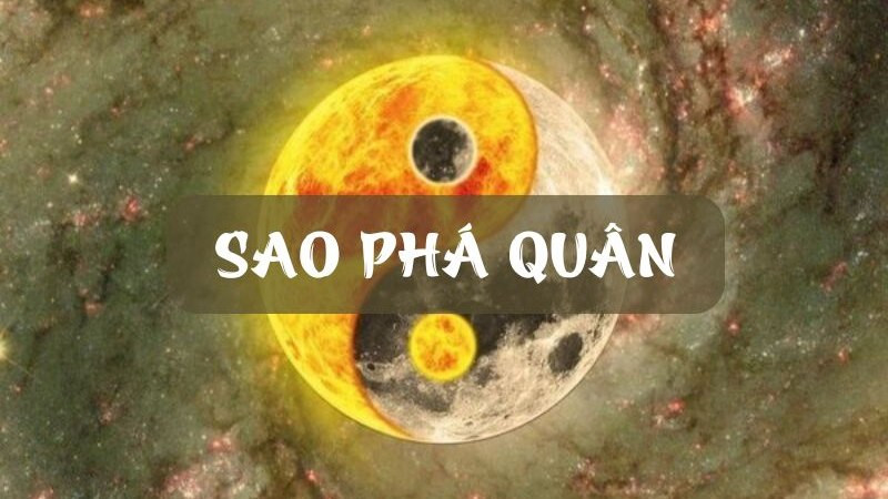 Người phụ nữ tìm hiểu thông tin về phá quân tử vi trên máy tính