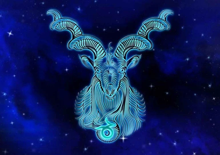 Người phụ nữ trầm tư với bộ bài tarot, tượng trưng cho dự đoán tử vi ngày 22 10 của 12 cung hoàng đạo và vận số sắp tới.