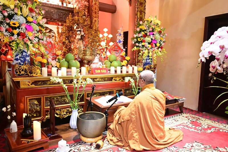 Người phụ nữ tụng kinh buổi sáng để tâm hồn thanh tịnh, tìm thấy giờ tụng kinh tốt nhất.