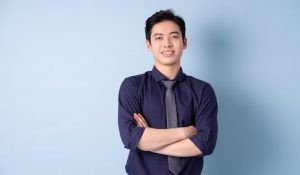 Người phụ nữ tuổi Canh Tý 2020 với phong thái tự tin, tượng trưng cho tính cách và định hướng sự nghiệp của nữ mạng 2020
