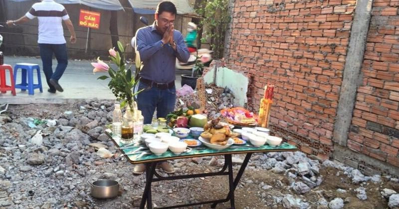 Người thân tham gia lễ cúng sửa nhà, cùng cầu nguyện cho công trình thuận lợi và gia đạo yên ấm