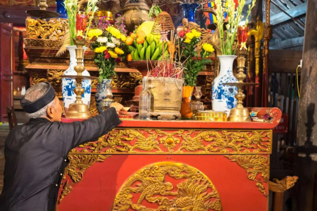 Người thực hiện lễ cúng tam cấp đầu năm thường là chủ gia đình hoặc người lớn tuổi, đầy kinh nghiệm