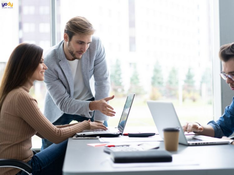 Người trẻ đang làm việc, biểu thị con đường sự nghiệp thăng tiến của tuổi Kỷ Mão 1999.