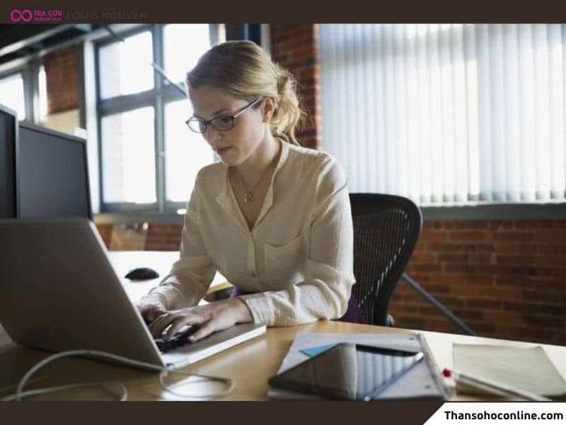 Người xưa đang thực hiện nghi thức tang lễ, thể hiện sự coi trọng mộ phần và đất mộ trong văn hóa tâm linh.