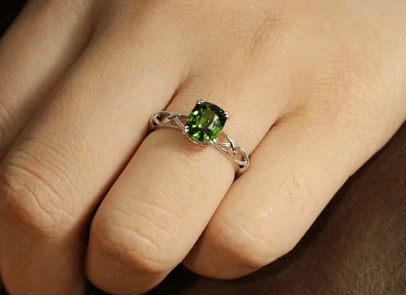 Nhẫn Tourmaline xanh lục tự nhiên giúp nữ Ất Tỵ hóa giải sát khí cho tử vi 2025