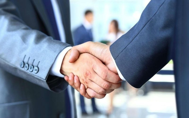 Nhóm người đang thảo luận công việc, biểu thị sự hợp tác làm ăn thuận lợi cho người tuổi Dần