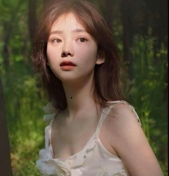 Nốt ruồi ở cổ trước tiết lộ về vận đào hoa và quý nhân phù trợ khi xem từ vị nốt ruồi ở cổ