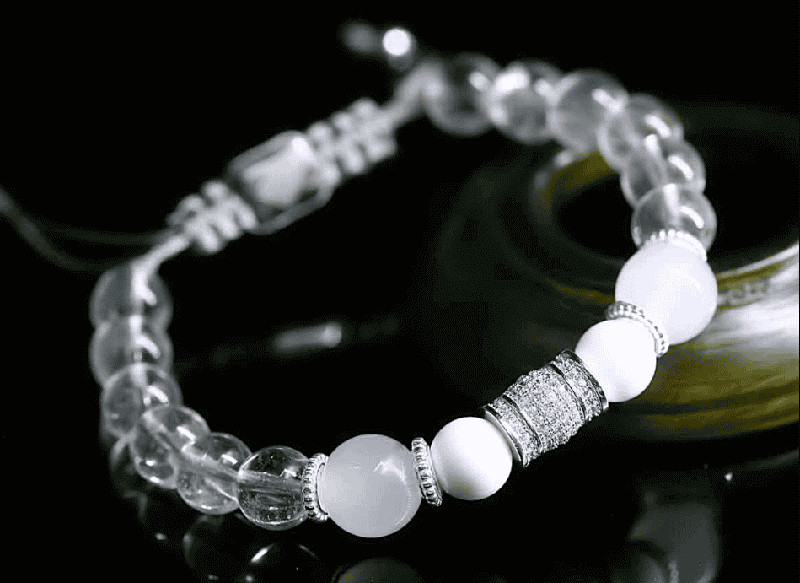 Nữ Canh Thìn 2000 nên đeo Thạch Anh trắng để loại bỏ năng lượng tiêu cực từ vận hạn