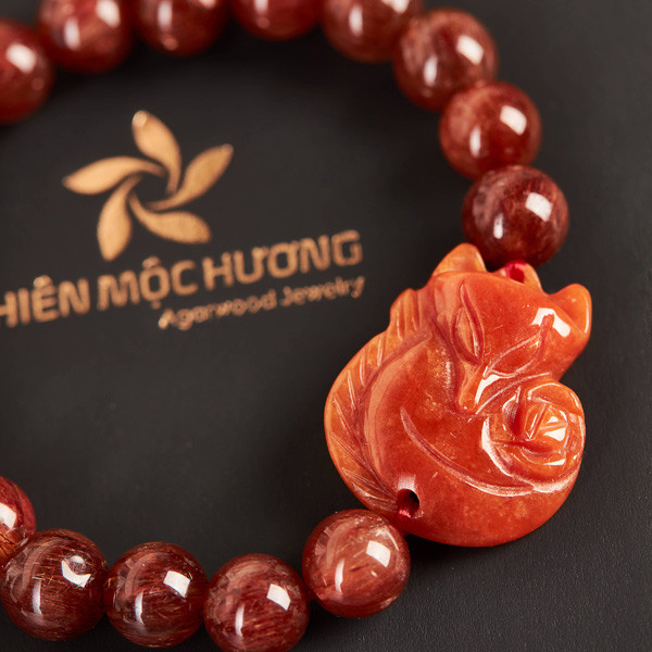 sinh năm 1965 mệnh gì, hợp màu gì? Vòng tay đá thạch anh tóc đỏ kết hợp charm Hồ Ly.