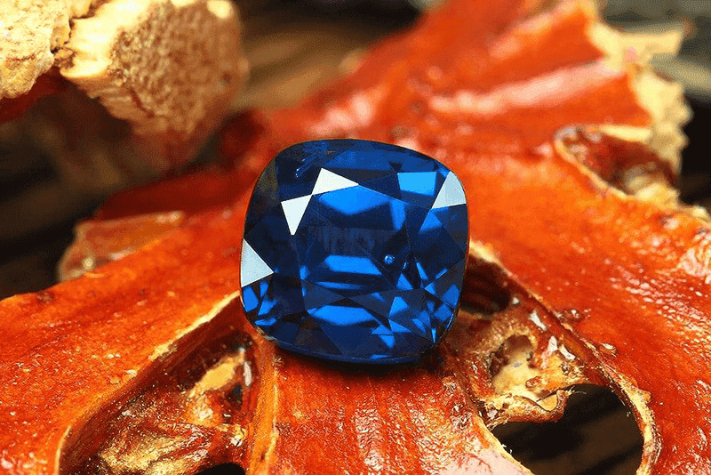 Spinel Cobalt là loại đá mang năng lượng Thủy, khi sử dụng sẽ giúp nữ Nhâm Tý ổn định cảm xúc và hóa giải Kim Lâu