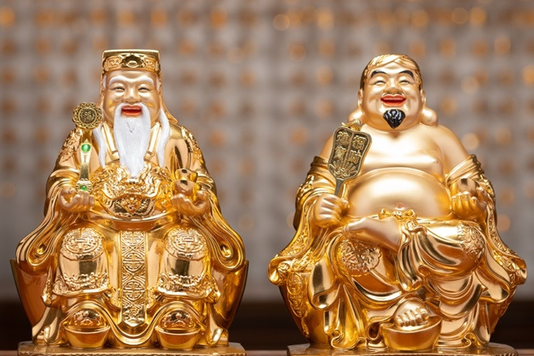 Thần Tài ôm thỏi vàng, biểu tượng tài lộc và số 79