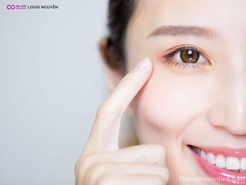 Thiên Việt Tử Vi ở cung Tật Ách chủ về hỏa tính cần chú ý bệnh mắt, vai, đầu