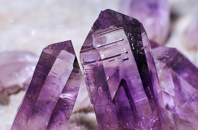 Tinh thể đá Amethyst thô màu tím tuyệt đẹp, biểu tượng của sự bình an