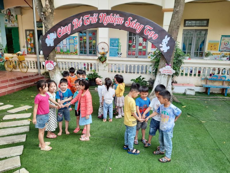 Trẻ em Việt Nam vui vẻ chơi trò Chi chi chành chành, một trò chơi dân gian phổ biến, giúp phát triển kỹ năng xã hội và giao tiếp.