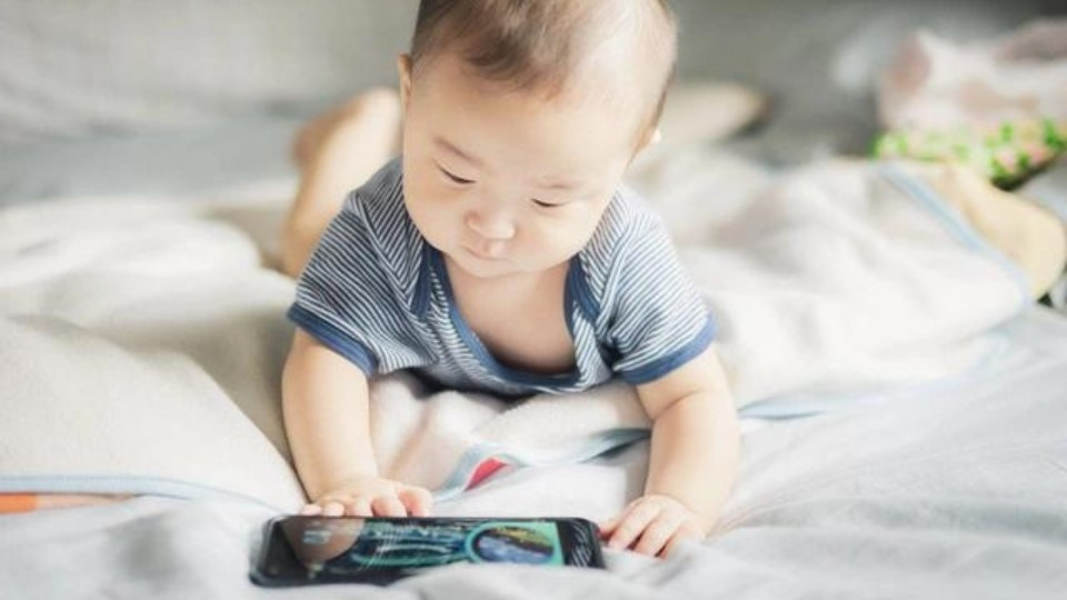 Trẻ nên xem tivi bao nhiêu là đủ để không ảnh hưởng sức khỏe