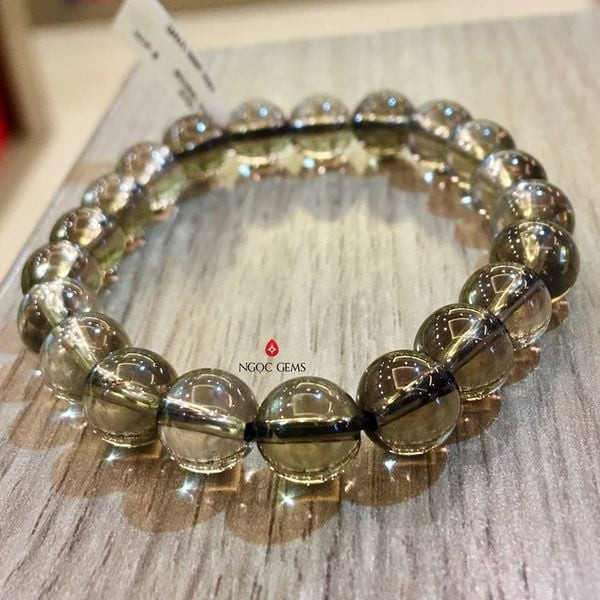 Trụ thạch anh khói đặt trên bàn, giúp thanh lọc không khí và bảo vệ khỏi bức xạ điện từ.