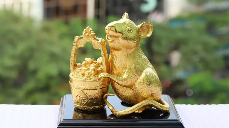 Tượng chuột phong thủy mang lại may mắn cho tuổi Bính Tý