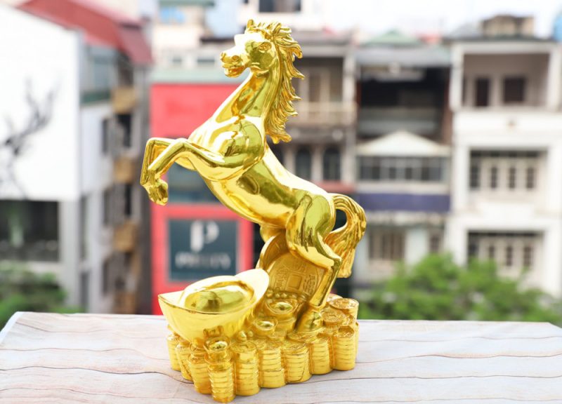 Tượng ngựa phong thủy mạ vàng biểu tượng cho người tuổi Ngọ mạnh mẽ