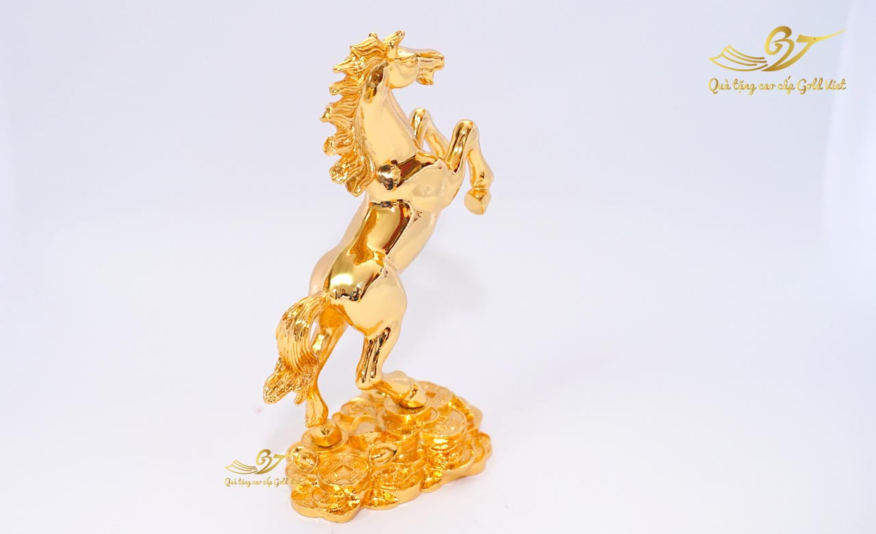 Tượng Phật và đồ thờ cúng trên bàn thờ, cầu bình an hóa giải hạn Huỳnh Tuyền cho tử vi tuổi Mậu Ngọ năm 2026 nữ mạng.