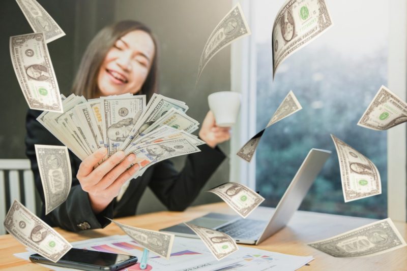 Tượng trâu vàng linh thiêng, biểu tượng cho may mắn tài lộc trong tử vi tháng 7 âm lịch năm 2025 của người tuổi Sửu