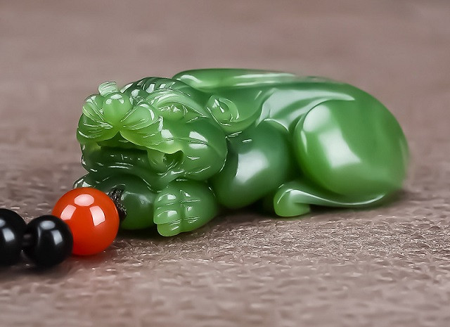 Tỳ Hưu làm từ đá ngọc thạch màu xanh