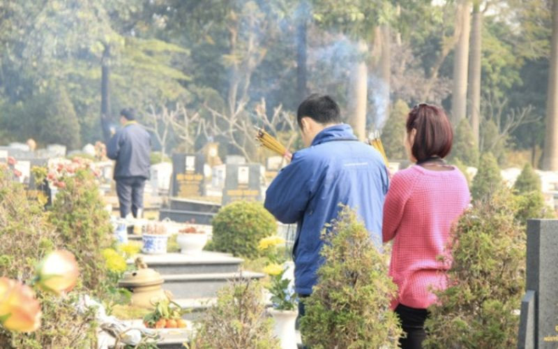 Văn khấn cúng ngoài mộ