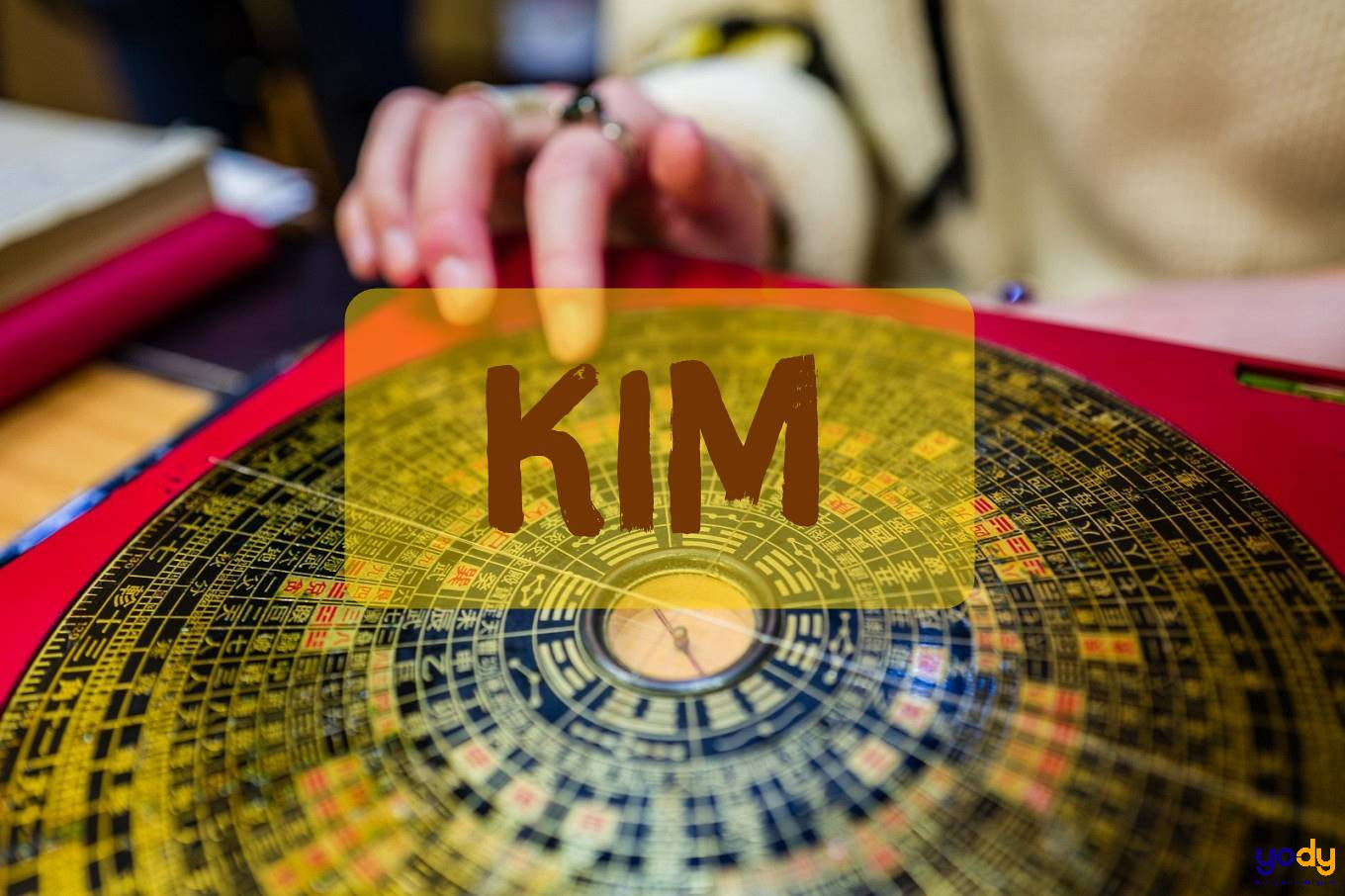 Vật phẩm bằng vàng bạc, tượng trưng cho mệnh Kim Bạch Kim của người sinh năm 1963