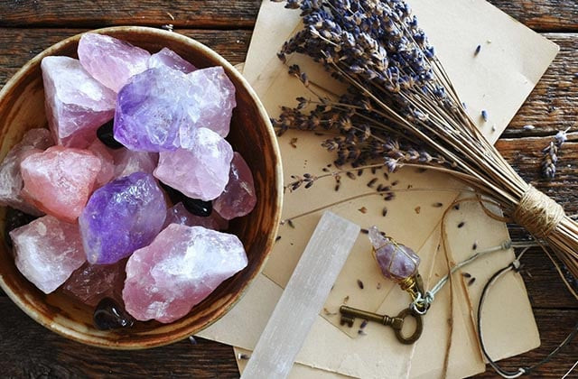 Viên đá Amethyst lớn được đặt trên bàn làm việc, mang lại năng lượng tích cực và tài lộc