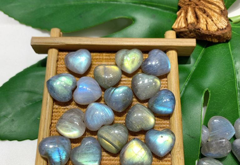 Viên đá Labradorite phong thủy biểu tượng cho sức mạnh và năng lượng tích cực.