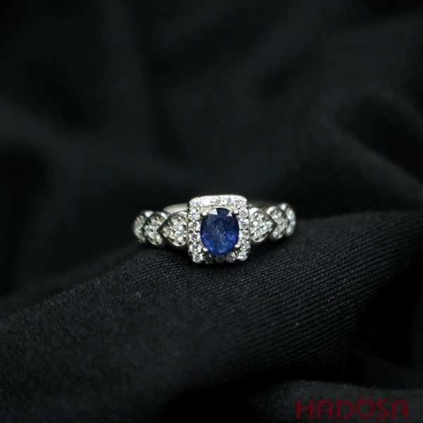 Viên đá sapphire xanh dương đậm biểu trưng cho trí tuệ và sự phát triển