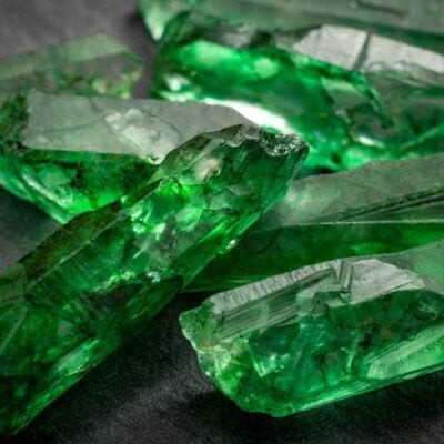 viên ngọc lục bảo sáng bóng, biểu tượng cho vận khí may mắn trong phong thủy