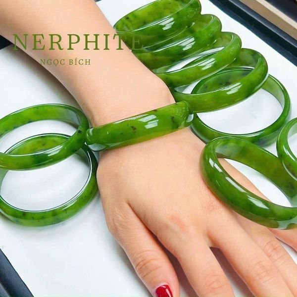 Vòng bản đá ngọc bích tự nhiên