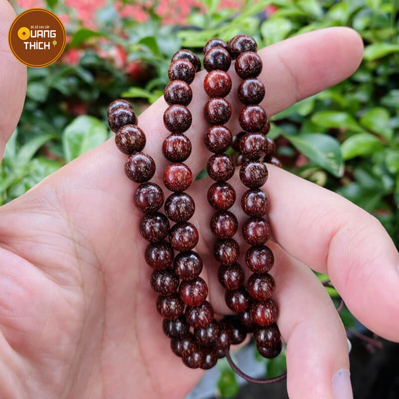 Vòng gỗ tử đàn 108 hạt màu đỏ tía, mang ý nghĩa phong thủy sâu sắc, phù hợp nhiều mệnh trong ngũ hành