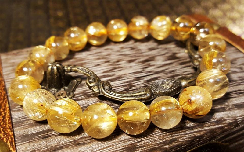 Vòng phong thủy màu đỏ hợp mệnh Hỏa cho người tuổi Kỷ Sửu