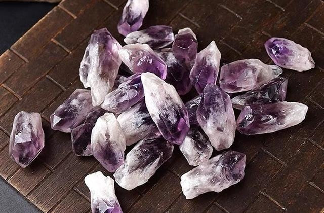 Vòng tay đá Amethyst màu tím sang trọng, phù hợp với người mệnh Hỏa, mệnh Thổ