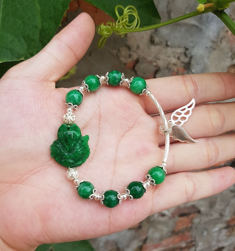 Vòng tay màu xanh lá cây biểu tượng sức sống cho Canh Dần 1950