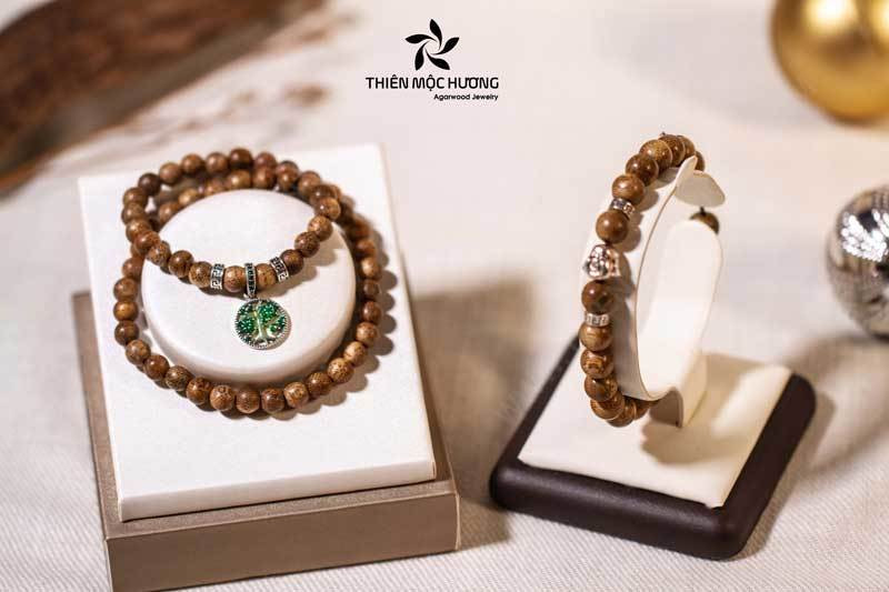 Vòng tay trầm hương, một vật phẩm phong thủy được ưa chuộng cho nữ mạng Đinh Hợi