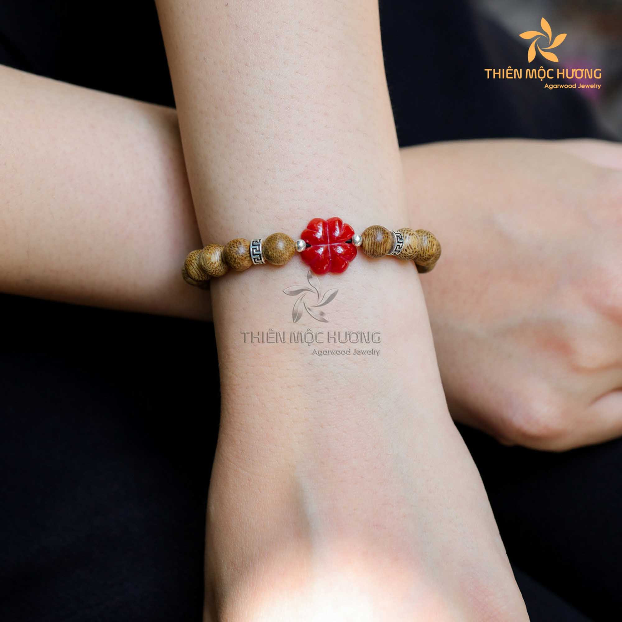 Vòng trầm hương charm đá cẩm thạch mang lại may mắn cho 1968
