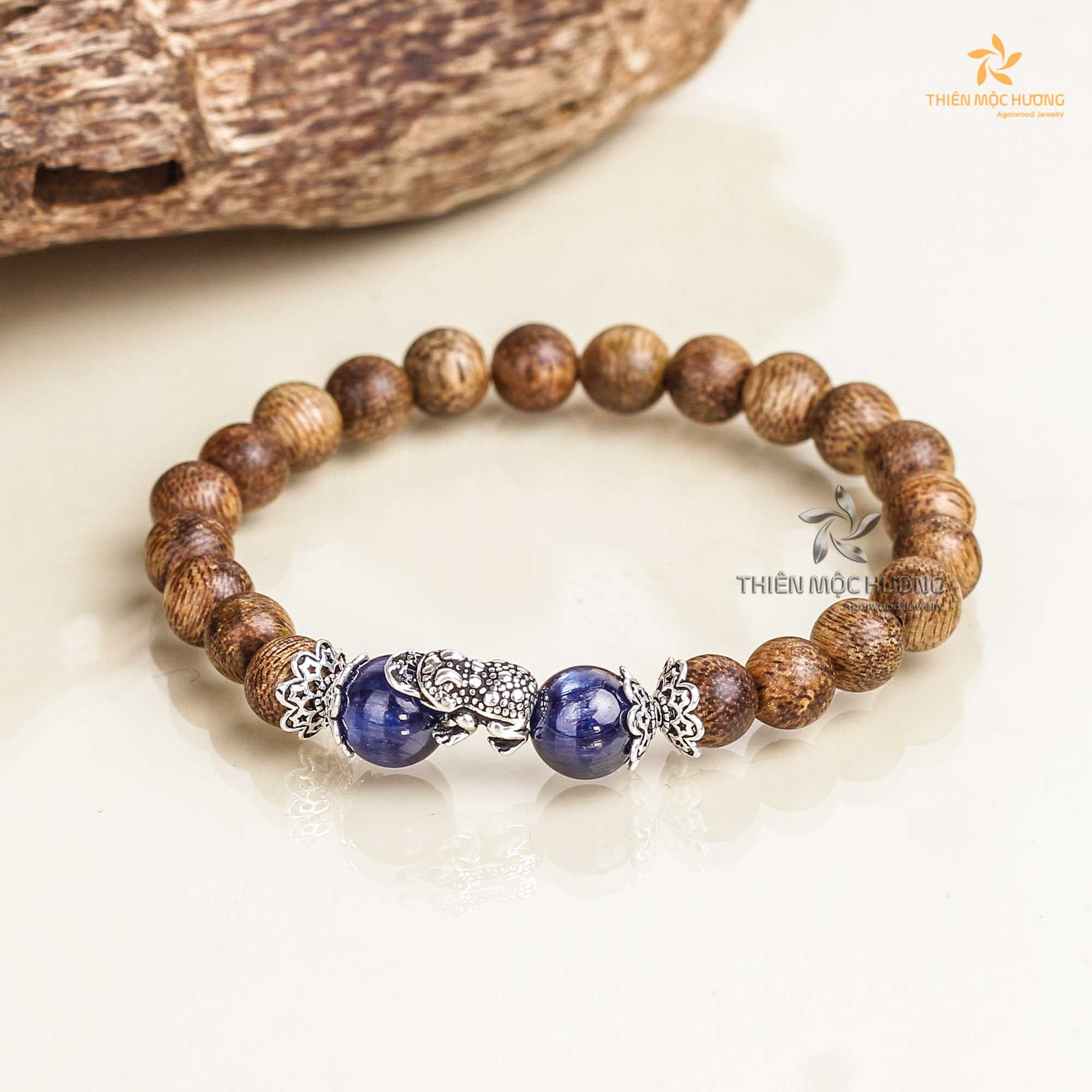 Vòng trầm hương Kim Thiềm Đài Các với charm màu xanh aquamarine