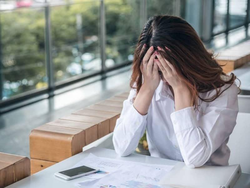 Ảnh hưởng của công việc bận rộn đến sức khỏe nữ mạng Đinh Sửu 1997 trong năm 2026