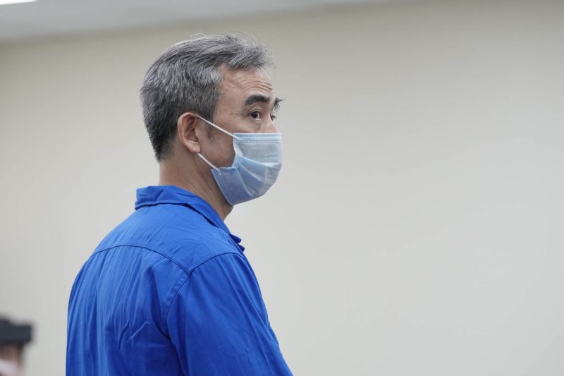 Bác sĩ Nguyễn Quang Tuấn tại phiên tòa, đối mặt án tù vì sai phạm quản lý bệnh viện.